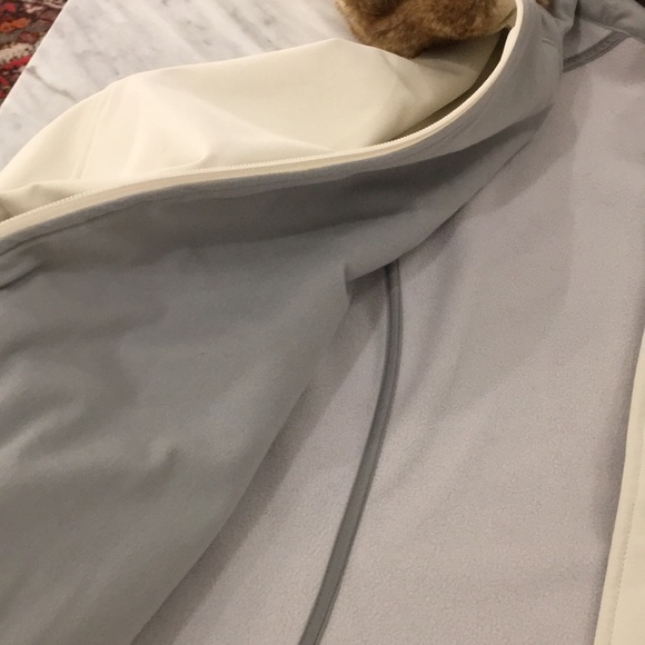 Marmot jacket with faux fur lined hood. - Picture 2 of 6